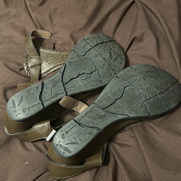 Corkys thong wedges. Brown leather  with front design and silver button - Picture 6 of 7